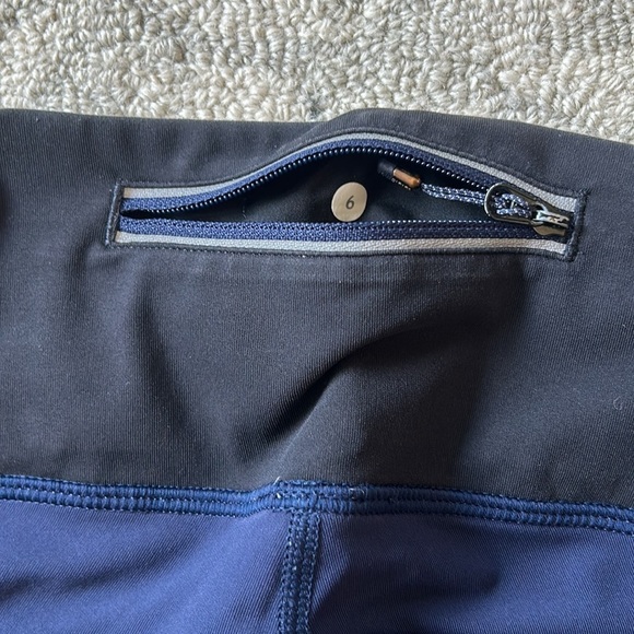Lululemon cropped Leggings size 6 - Picture 5 of 6